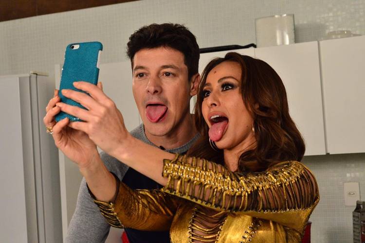 Sabrina Sato apronta todas com Rodrigo Faro nos bastidores de gravação de comercial