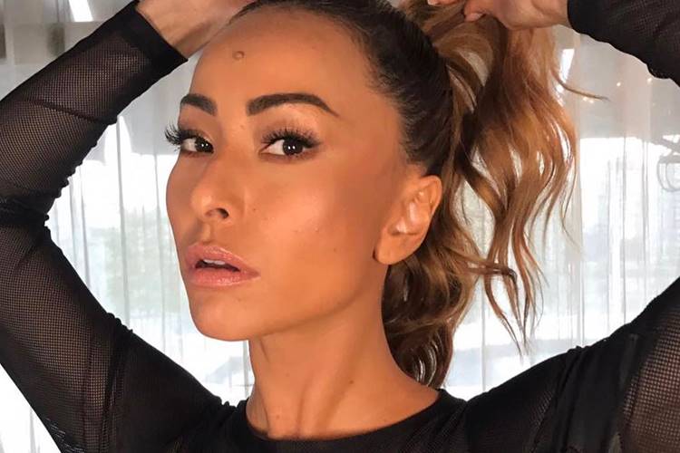 Sabrina Sato exibe corpão em look carnavalesco