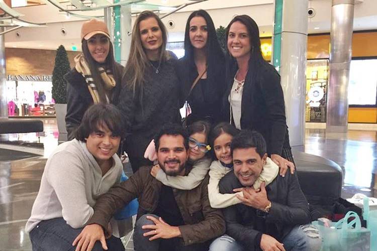 Nos Estados Unidos, Zezé Di Camargo encontra Luciano e posa com família