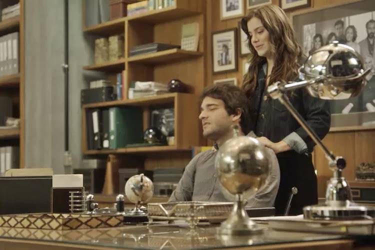 A Lei do Amor - Marina faz massagem em Tiago