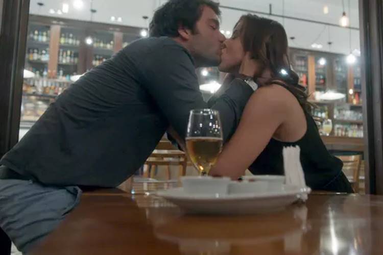 A Lei do Amor - Tiago e Marina se beijam A Lei do Amor - Tiago e Marina se beijam (Reprodução/TV Globo)