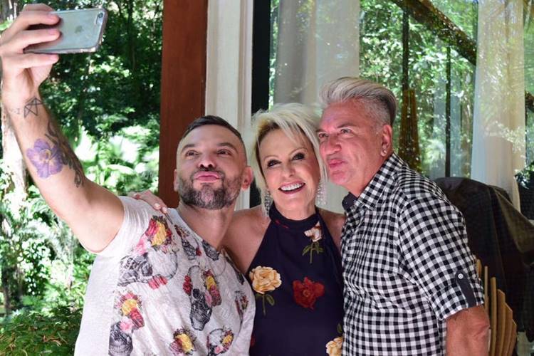 Ana Maria Braga volta de férias e exibe novo visual