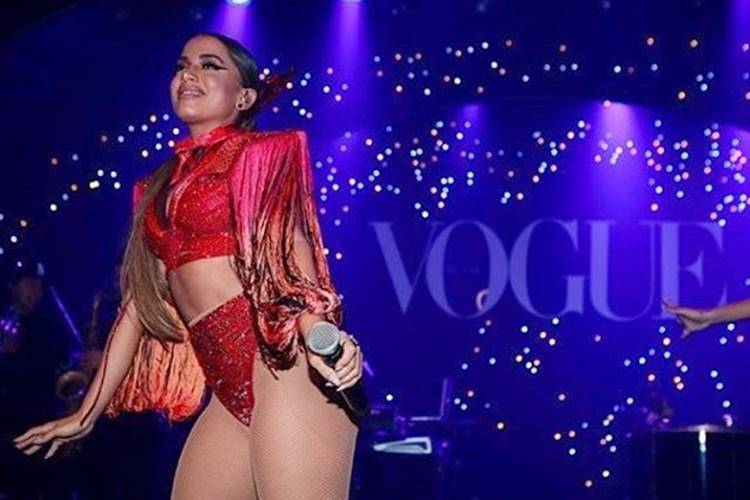 Anitta ousa em fantasia e usa fio-dental em evento – Confira o vídeo!
