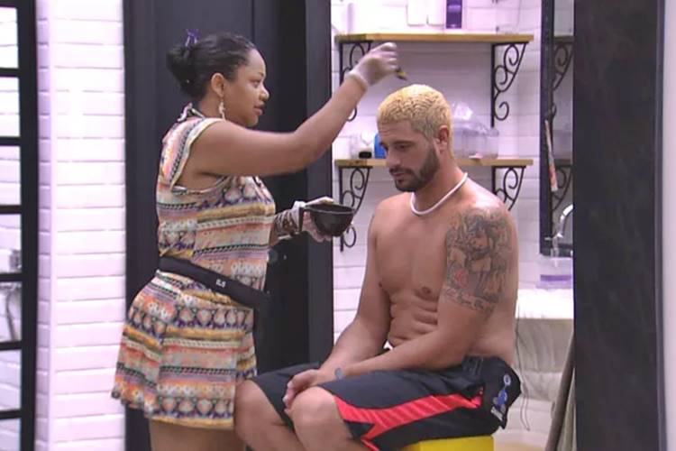 BBB17 - Elis pinta o cabelo de Daniel