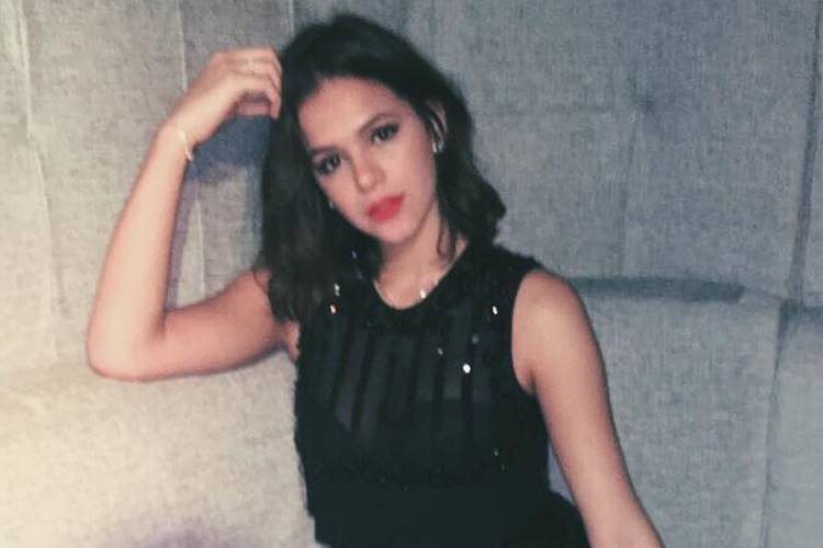 Bruna Marquezine posa estilosa com pernas de fora