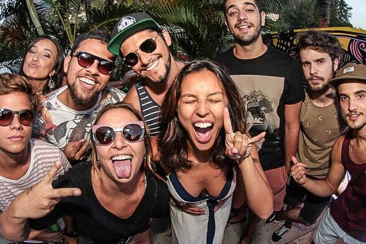 Bruno Gissoni e Yanna Lavigne com amigos