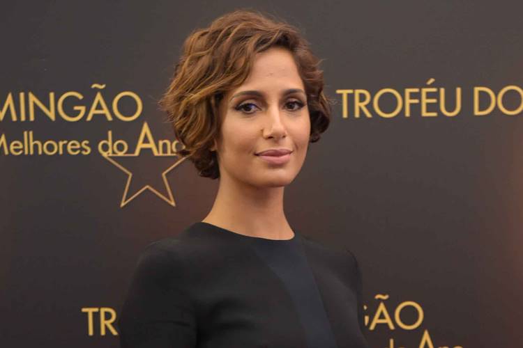 Camila Pitanga homenageia Domingos Montagner durante peça de teatro