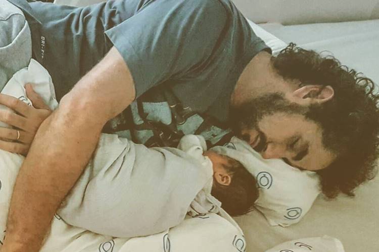 Felipe Andreoli festeja aniversário com filho recém-nascido e recebe declaração de Rafa Brites