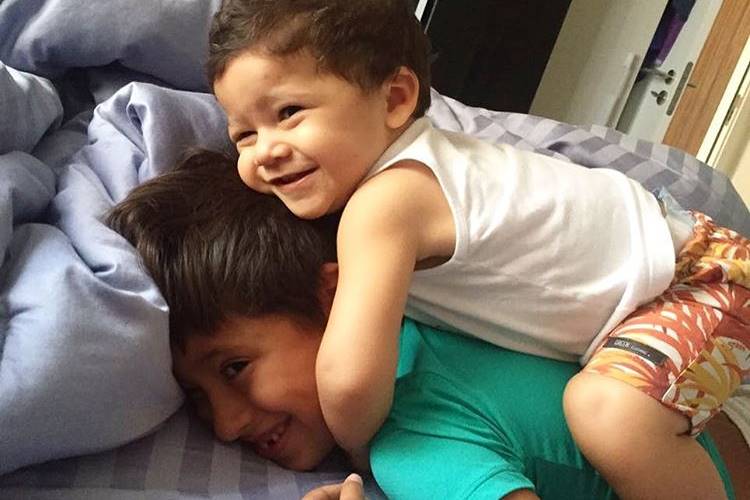 Fernanda Gentil posta foto fofíssima do filho com o afilhado