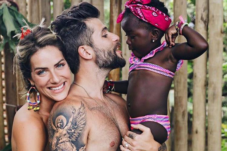 Giovanna Ewbank posa com Bruno Gagliasso e Titi