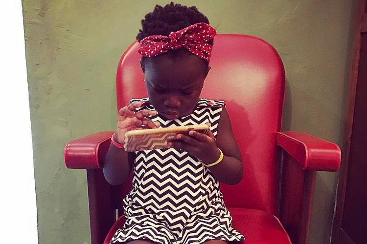 Giovanna Ewbank compartilha click de Titi toda estilosa de bota brilhante -Veja!