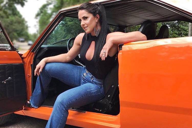 Impedida de trabalhar por Zezé, Graciele Lacerda fotografa para marca de roupa