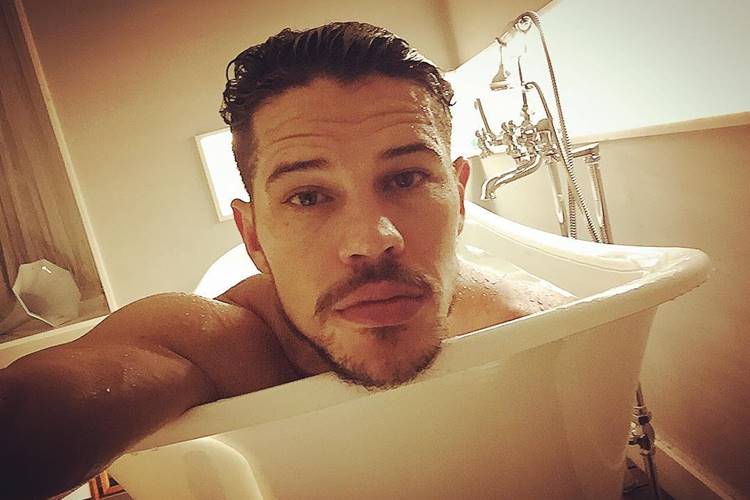 Após cirurgia, José Loreto recebe alta