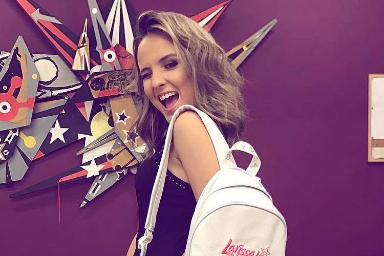 Larissa Manoela fala sobre possibilidades de ir para Globo e comenta solteirice