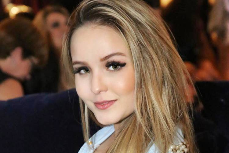 Larissa Manoela curte show de funk com amigos em São Paulo