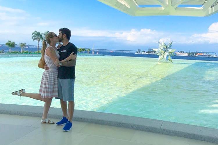 Luana Piovani posta foto romântica com Pedro Scooby em Museu do Rio de Janeiro