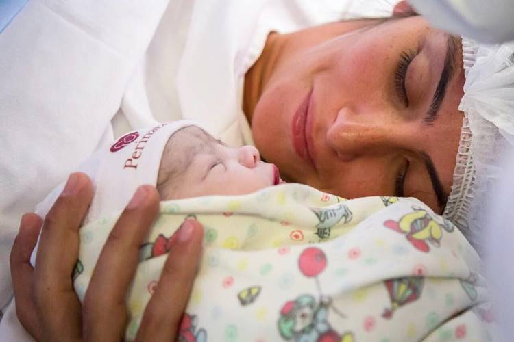 Mariana Uhlmann, mulher de Felipe Simas, comemora um semana de vida da filha Maria