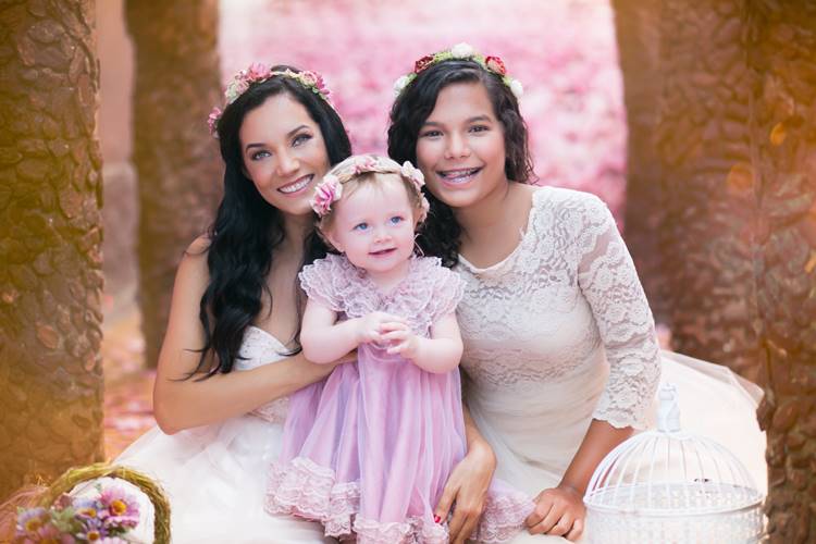 Mônica Carvalho com as filhas