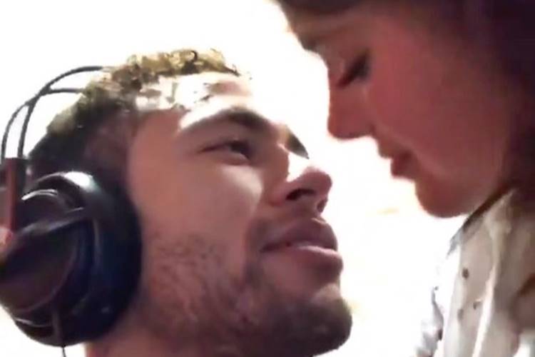 Em vídeo, Neymar ganha beijo de Bruna Marquezine – Confira!