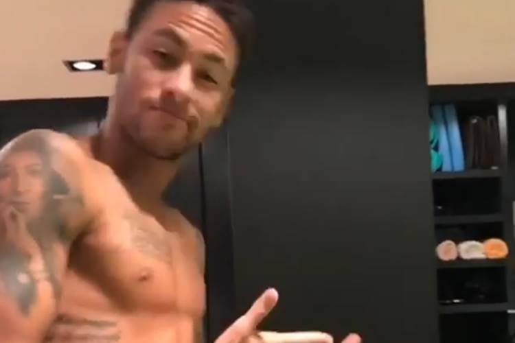 Neymar treina de cueca enquanto Bruna Marquezine mexe no celular