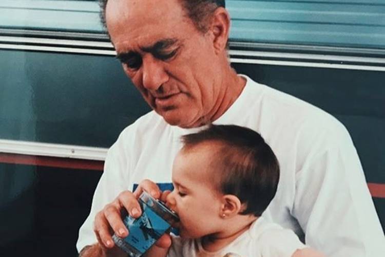 Em dia de seu aniversário de 18 anos, Lívian Aragão homenageia os pais