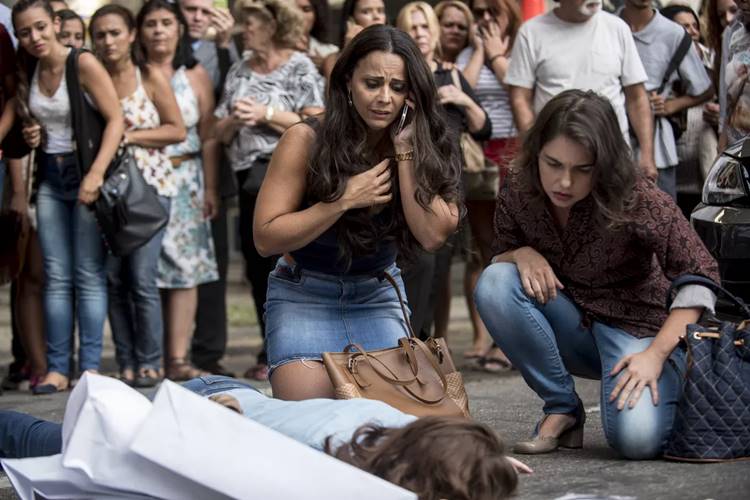 Rock Story - Julia é atropelada