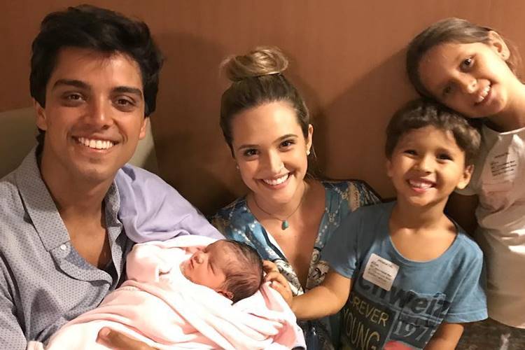 Juliana Paiva compartilha foto de Rodrigo Simas com a sobrinha recém-nascida no colo