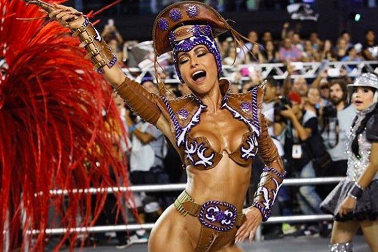 Sabrina Sato arrasa no desfile da Gaviões e fala sobre imprevisto