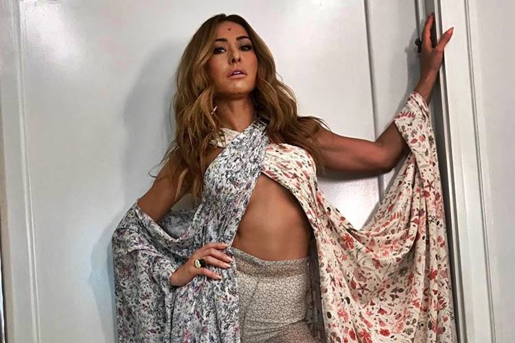 Sabrina Sato entrevista famosos ao vivo na Sapucaí para o seu canal no YouTube