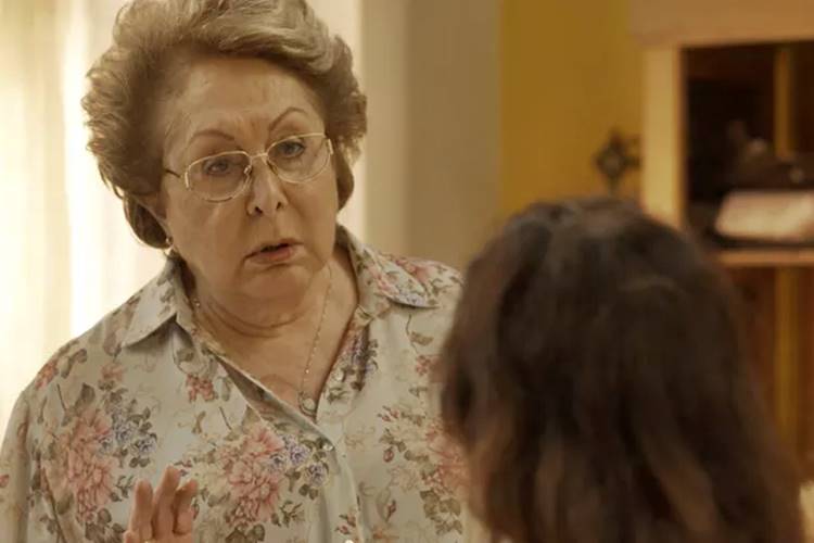 Sol Nascente - Geppina coloca Loretta contra parede