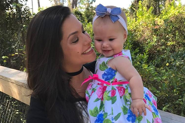 Grávida, Thais Fersoza posa com Melinda de vestido florido