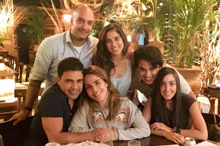 Após briga, Zezé e Wanessa Camargo aparecem abraçados em foto de família