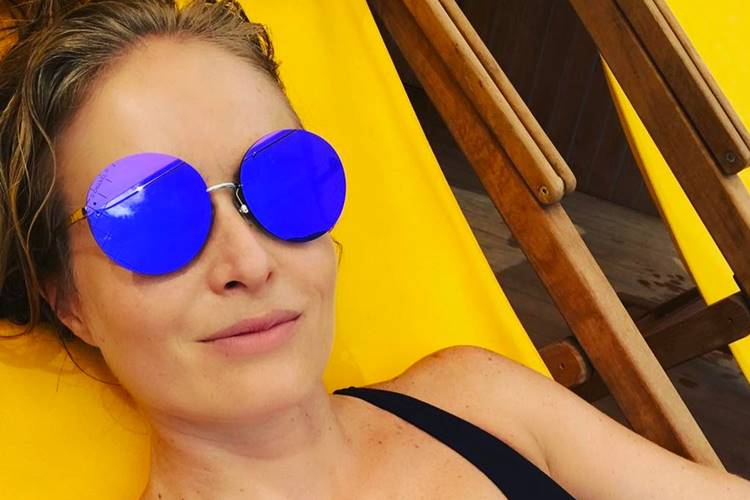 Aos 43 anos, Angélica arrasa e posa de maiô decotado