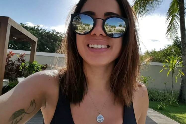 Após trancinhas, Anitta aparece loira para último show do Carnaval – Confira!