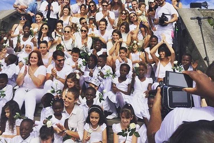 Bruna Marquezine e famosos comparecem a evento com crianças refugiadas no Rio de Janeiro