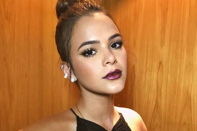 Bruna Marquezine posa produzida e internautas elogiam