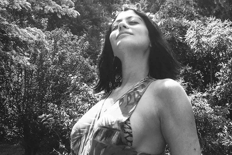 Grávida, Carol Castro comemora o Dia Internacional da Mulher