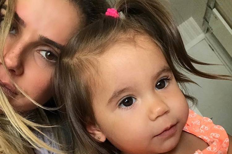 Deborah Secco posa grudadinha com Maria Flor e recebe elogios de fãs