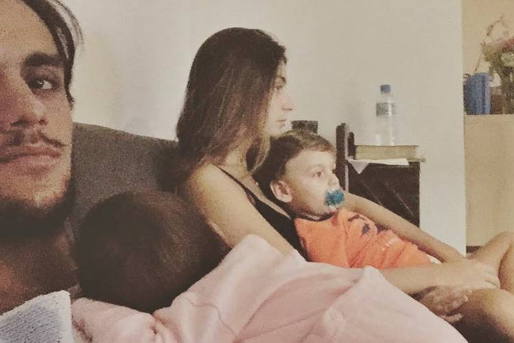 Felipe Simas compartilha click em família e agita internautas