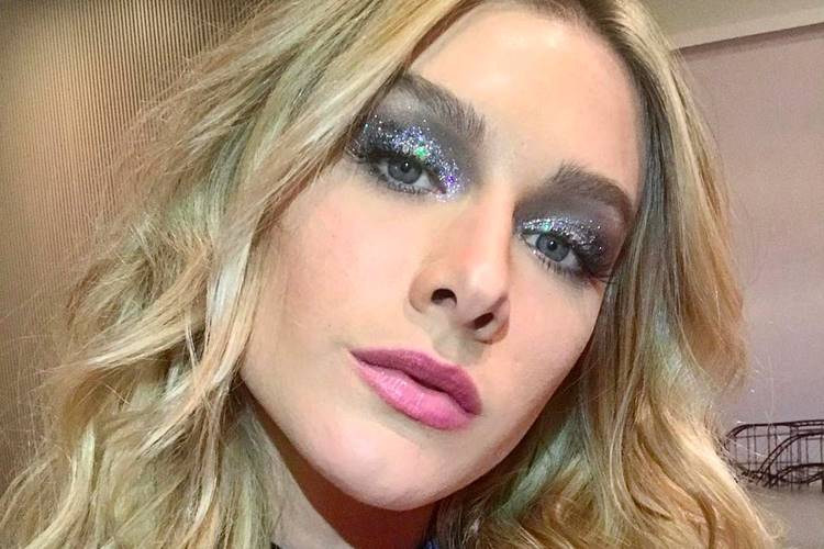 Fiorella Mattheis pinta cabelo de rosa para viver personagem em série – Confira!