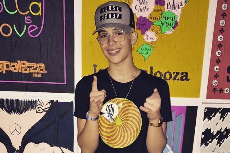 João Guilherme curte vida de solteiro e vai para pegação em festival