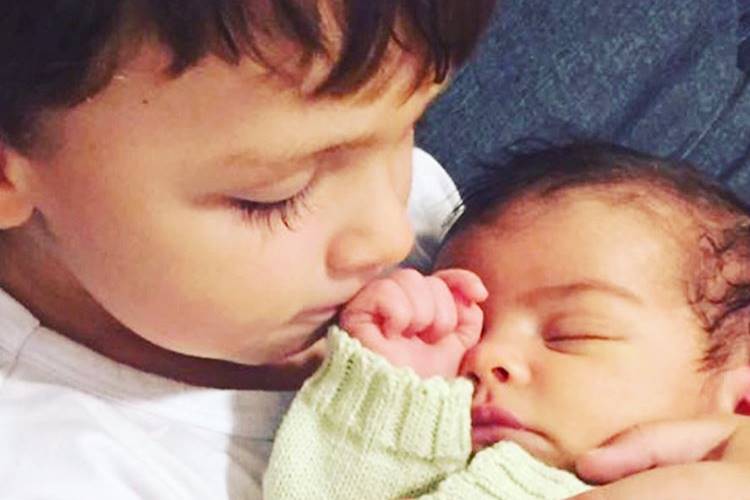 Filhos de Felipe Simas aparecem em momento de carinho nas redes sociais