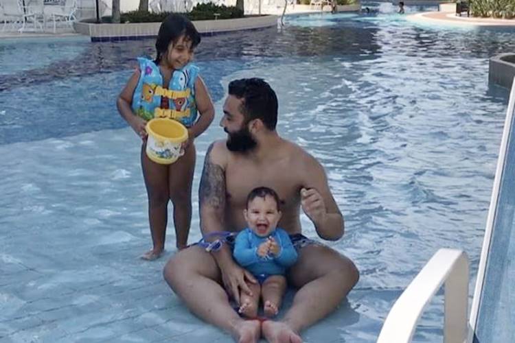 Jonathan Costa curte piscina com os filhos – Confira o vídeo!