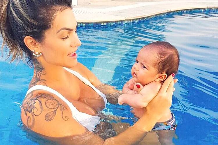 Kelly Key toma banho de piscina com Artur – Veja!