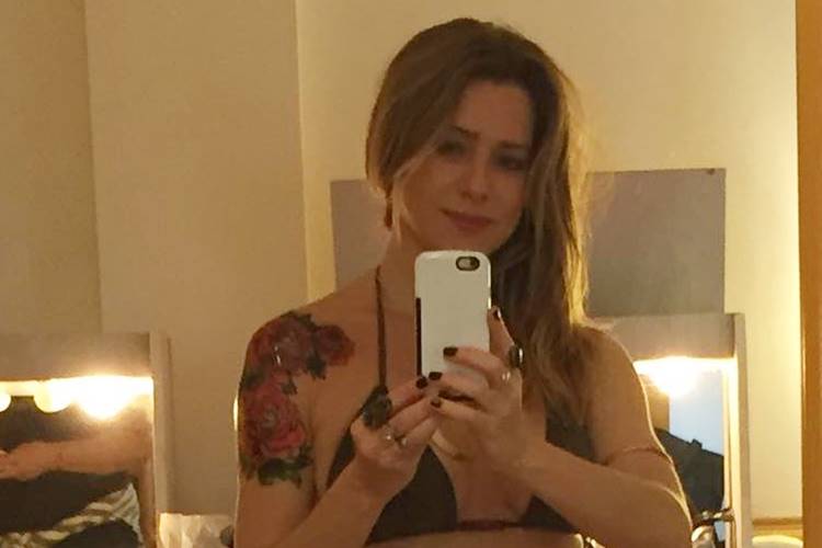 Letícia Spiller exibe corpão de biquíni e agita web