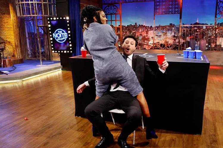 Ludmilla faz ‘lap dance’ com Danilo Gentili