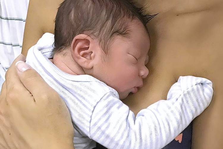 Letícia Santiago posa com filho recém-nascido e mostra que o bebê já tem conta no Instagram