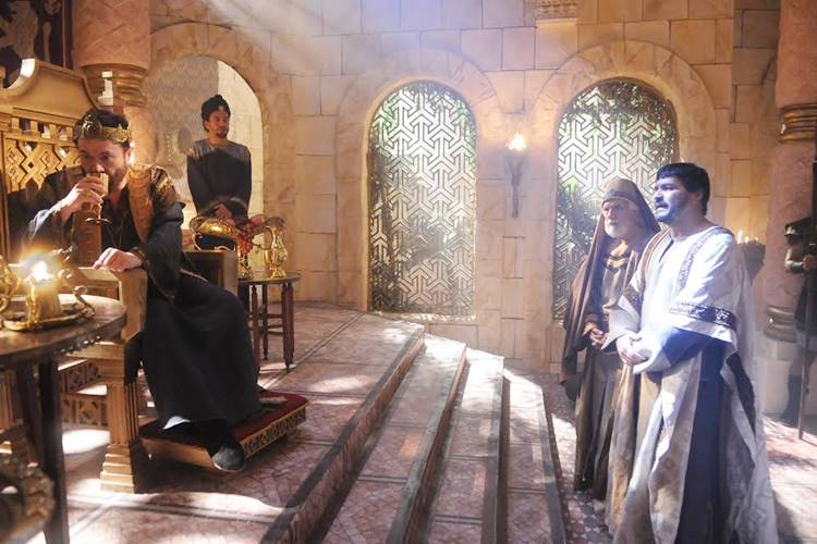 O Rico e Lázaro - Zedequias e Aicão aconselham o rei Eliaquim a se entregar (Munir Chatack/ Record TV)