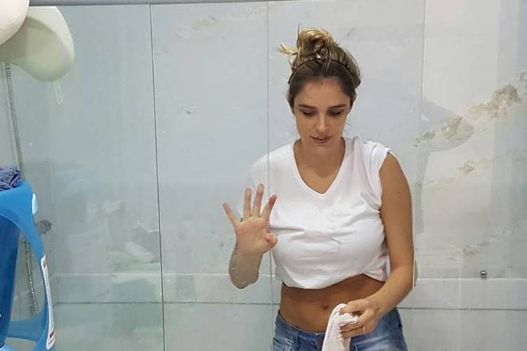 Rafa Brites posta foto limpando o banheiro