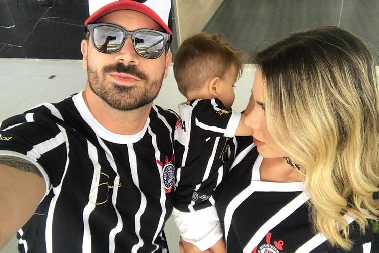 Rodrigão e Adriana Sant’Anna levam o filho para ver jogo do Corinthians